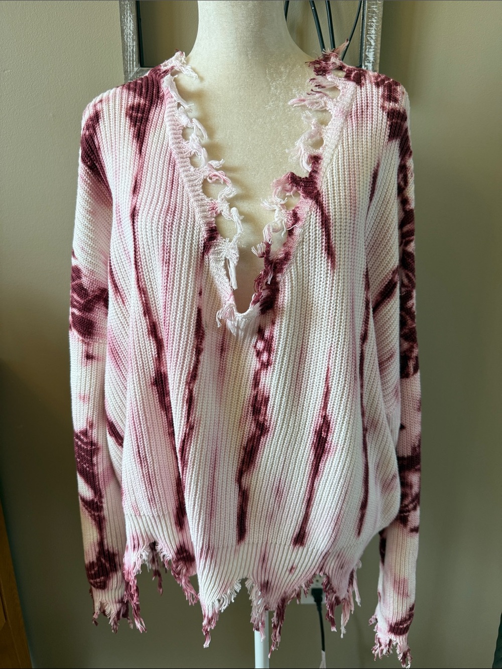 Women's Frayed V-Neck Tie-Dye Sweater - Pink & Maroon